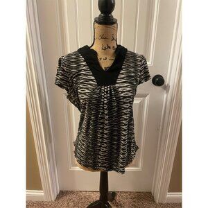 Black and white Aventura top